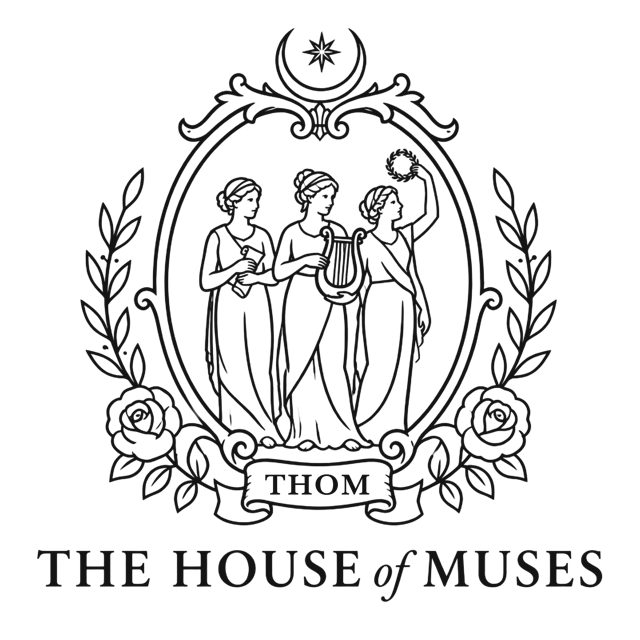 Emblema de The House of Muses: tres musas dentro de un marco con laureles y rosas