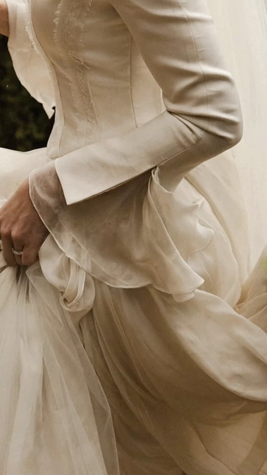 Detalle de un vestido color crema